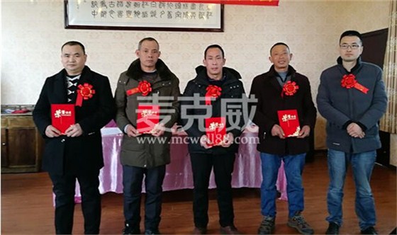 氣樓廠家優(yōu)秀員工合影 氣樓廠家優(yōu)秀員工合影