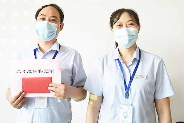 閆總為季度銷售冠軍頒發(fā)榮譽證書及發(fā)放獎勵紅包 閆總為季度銷售冠軍頒發(fā)榮譽證書及發(fā)放獎勵紅包