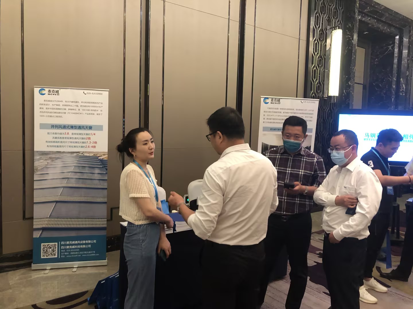 麥克威展會現場為參會人員講解 麥克威展會現場為參會人員講解