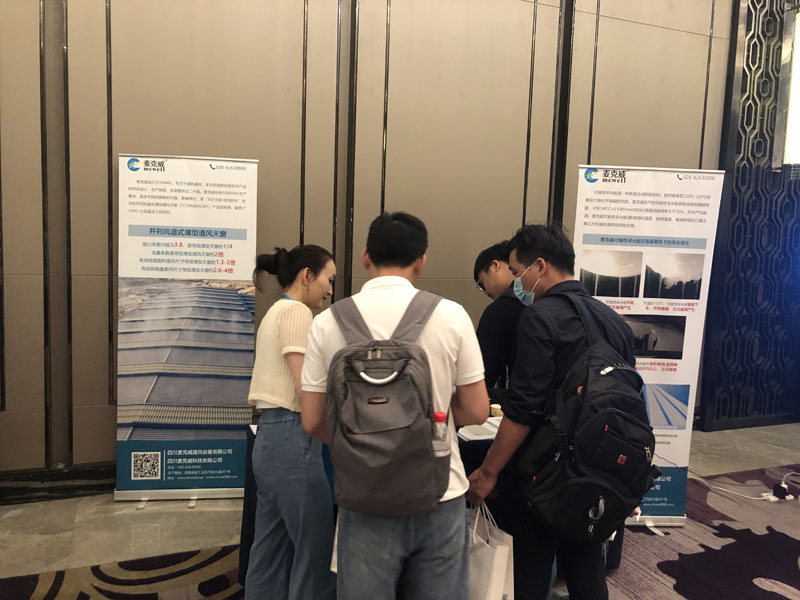 麥克威展會現場為參會人員講解3 麥克威展會現場為參會人員講解3